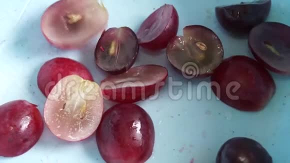 一大块切碎的葡萄在食品厂视频的预览图
