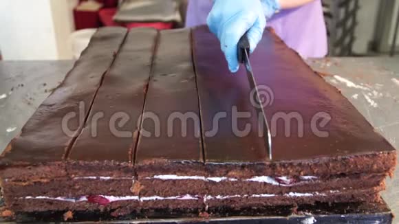 把巧克力海绵蛋糕切成小块视频的预览图