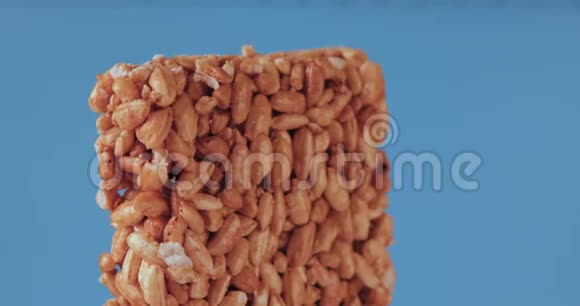 用葵花籽和焦糖糖制成的小卷视频的预览图