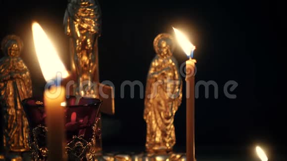 在空荡荡的东正教教堂的烛台上点燃蜡烛视频的预览图