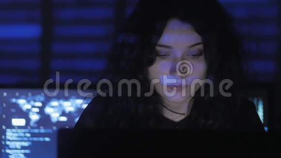 一位卷发的黑客女程序员在电脑安全中心工作里面放满了显示屏视频的预览图