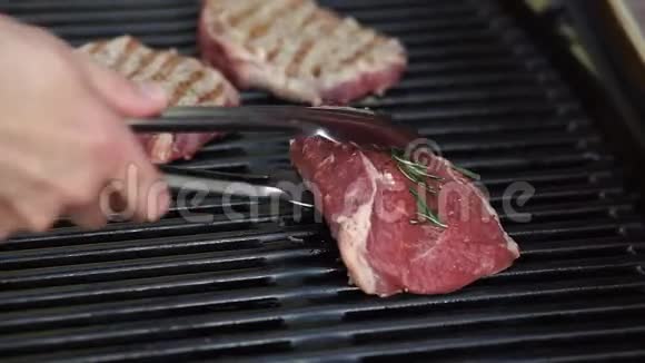特写阳光户外厨师把肉放在烤架上视频的预览图
