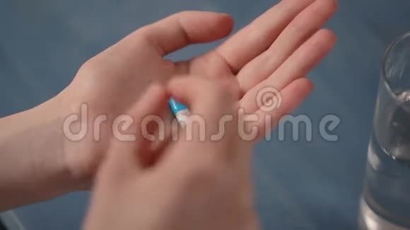 女孩吃药喝水视频的预览图