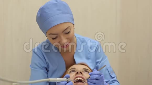 一位微笑的年轻女士在牙科诊所视频的预览图