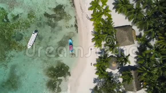 多米尼加共和国蓬塔卡纳海滩的空中俯视图暑假概念视频的预览图