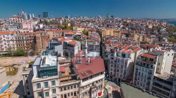 从加拉塔塔到城市天际线红色屋顶和街道时间推移博斯普鲁斯伊斯坦布尔土耳其视频的预览图