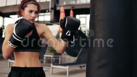 漂亮的女拳击手在外面打了个包在外面健身女拳击手训练视频的预览图