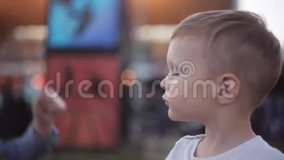 可爱的小男孩喝着塑料瓶夏天在公园里跳舞视频的预览图