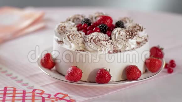 蛋糕与鲜奶油和草莓在一个立场特写场景切片无蛋糕草莓芝士蛋糕装饰视频的预览图
