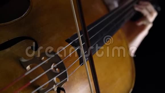 一个弹大提琴的女孩的特写镜头视频的预览图