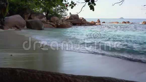 塞舌尔普拉斯林岛令人叹为观止的印度洋岛屿自然景观洛基海岸热带视频的预览图