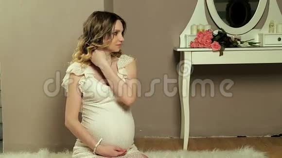 前面有个怀孕的女孩视频的预览图