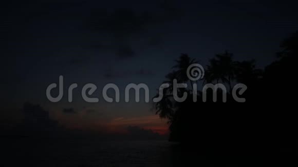 日出时间有海滩的岛屿视频的预览图