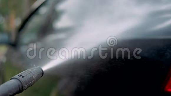 用清洁泡沫和高压水冲洗黑色汽车慢动作视频的预览图