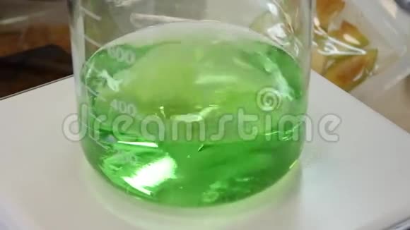 容器中的绿色液体视频的预览图