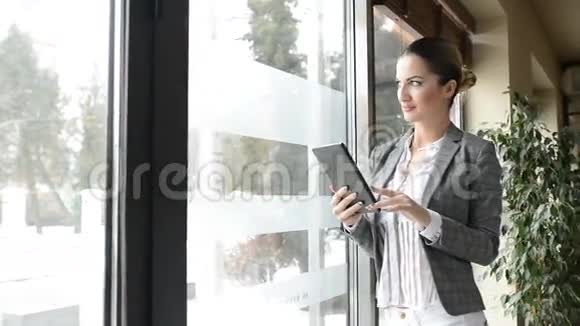 女商人检查平板电脑视频的预览图