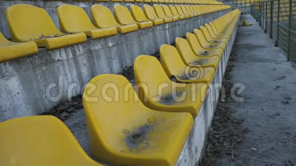 空体育场的黄色椅子4k视频的预览图
