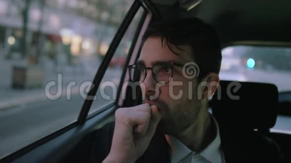 年轻的商人坐在车里打招呼视频的预览图