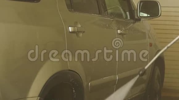 在洗车服务中洗车的人汽车用喷水清洗慢动作视频的预览图