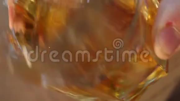 在冰面上加入苏格兰威士忌视频的预览图