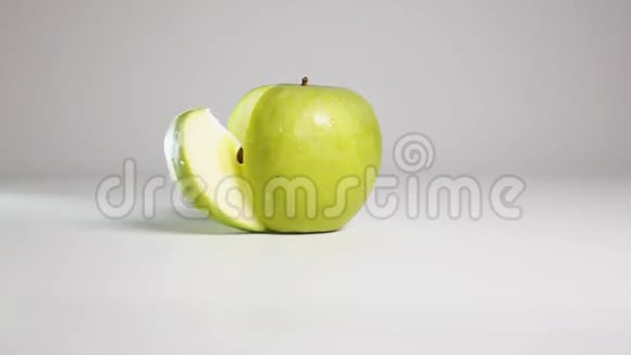 苹果碎片落在苹果附近视频的预览图