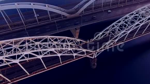 桥上完美的线条几何精度过河的运输桥美丽的拱桥视频的预览图