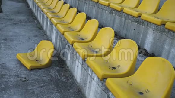 空体育场的黄色椅子4k视频的预览图