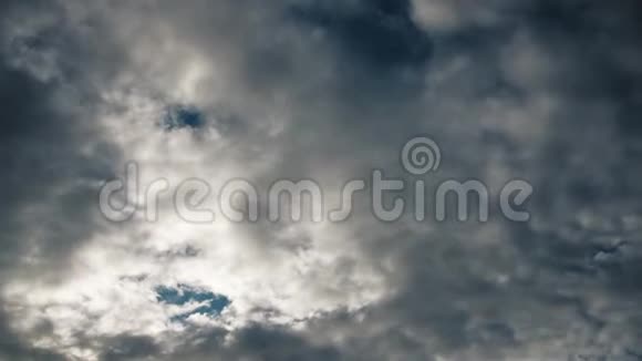 云在天空中缓慢移动时间流逝视频的预览图