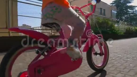 骑着粉色自行车的小女孩视频的预览图