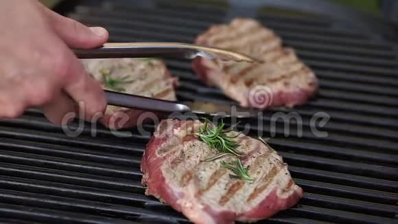 特写阳光户外厨师把肉放在烤架上视频的预览图