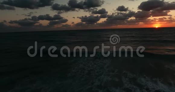 日落于海面波浪互相翻滚夏日凉爽的夜晚视频的预览图