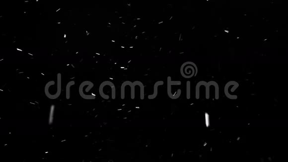 落在黑色上的雪视频的预览图