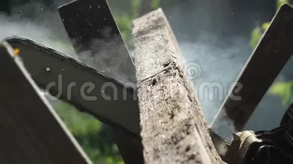 锯木板用电锯侧视锯过程木屑不同的方向视频的预览图