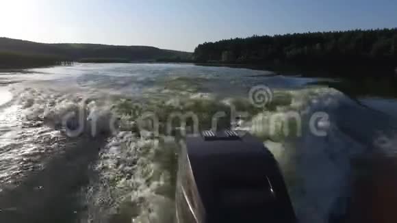 快艇和引擎在河上的后景视频的预览图