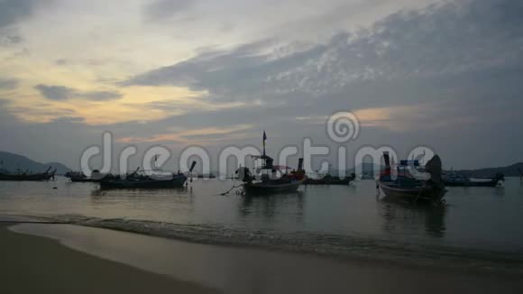 日出时罗瓦海滩风光安达曼海有许多长尾船视频的预览图