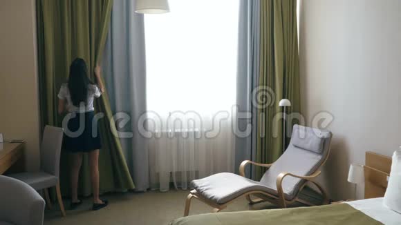 酒店卧室里的女服务员视频的预览图
