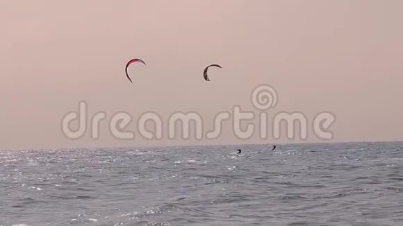 风筝冲浪在水上玩得非常开心人们做风筝冲浪视频的预览图