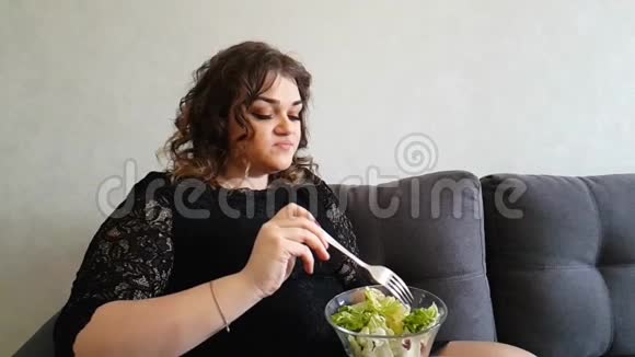 美丽的女孩吃沙拉沙发情感视频的预览图