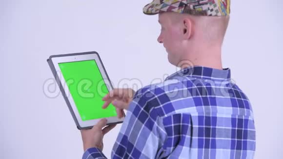 年轻潮人使用数码平板电脑后景视频的预览图