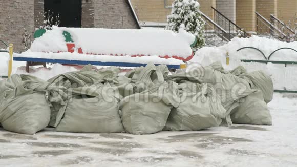 躺在雪地里的袋子里的建筑垃圾视频的预览图