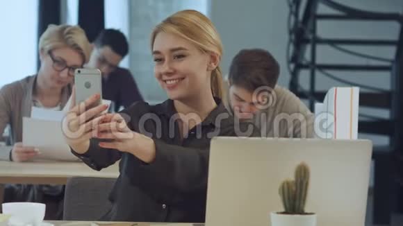 年轻女商人在工作场所自拍视频的预览图