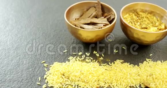 黄米饭碗中的各种香料视频的预览图