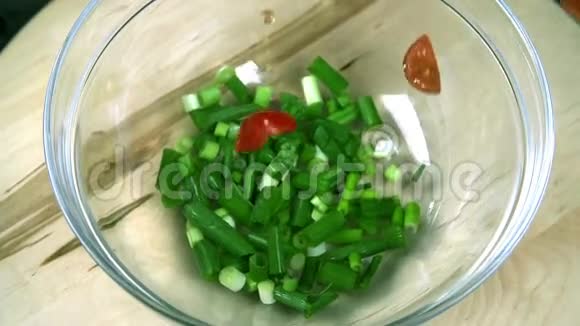 用玻璃杯切割成韭菜视频的预览图