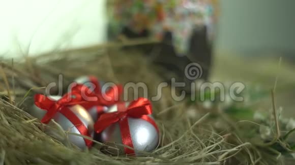 带复活节彩蛋和白色背景派的巢视频的预览图