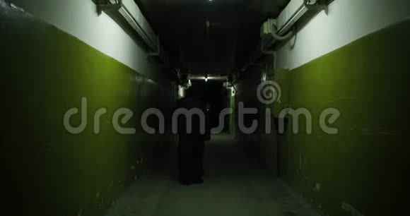 老公寓楼长长的黑暗走廊视频的预览图