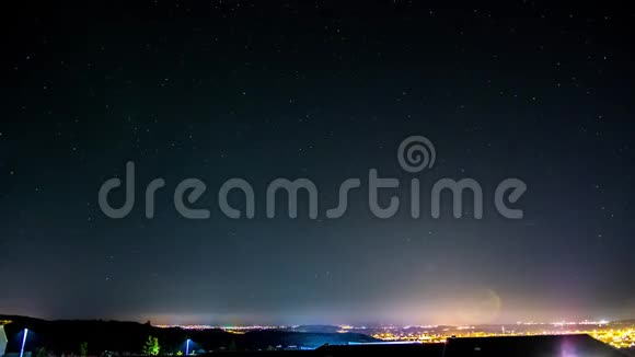 一个夜晚天空和星星多云视频的预览图