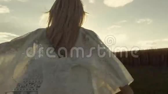 夕阳西下年轻的女性正在奔跑穿白衣服的漂亮女孩视频的预览图
