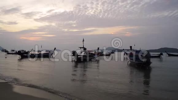 日出时罗瓦海滩风光安达曼海有许多长尾船视频的预览图