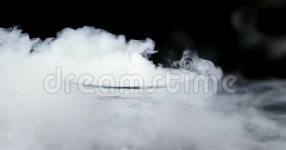 4k黑背景下碗中的冰烟视频的预览图