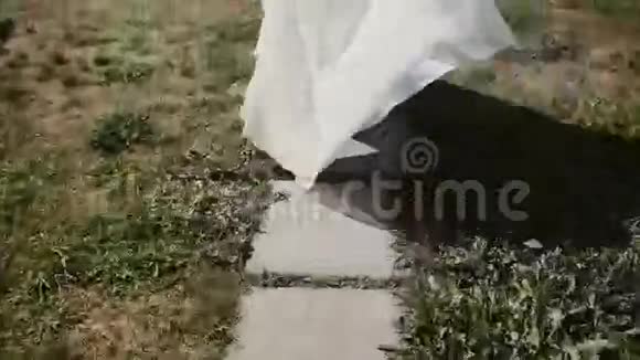 在公园里奔跑的穿着白色裙子的年轻女子的特写镜头女性改变了她对婚礼的看法视频的预览图